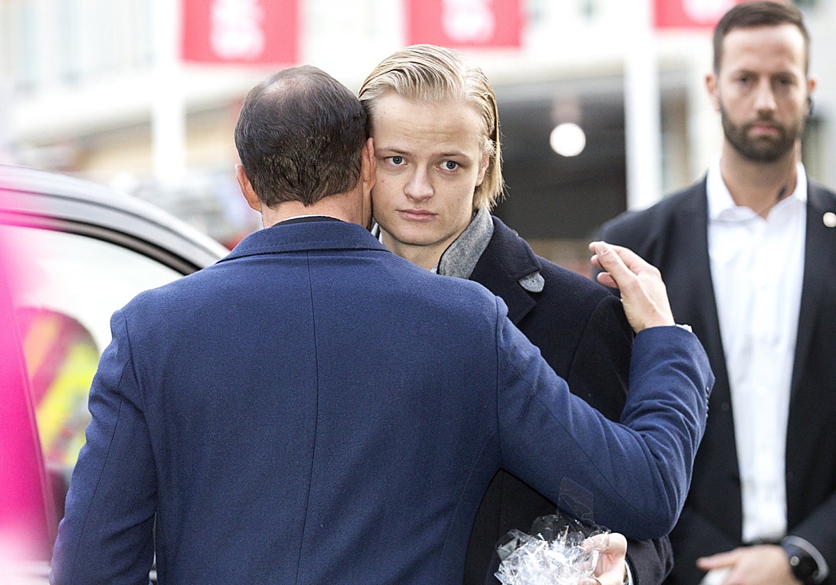 Marius Borg y su padre, el Príncipe Haakon de Noruega.