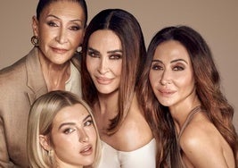 Vicky junto a su madre, su hermana y su hija