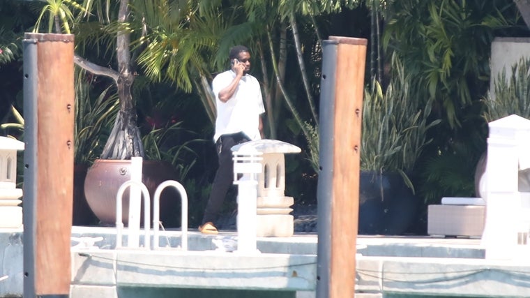 Drogas, armas ilegales y juguetes sexuales: la fiscalía expone imágenes de lo que se encontró en las casas de Sean &#039;Diddy&#039; Combs