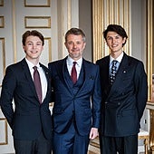 Federico de Dinamarca intenta aliviar las tensiones familiares y condecora a sus sobrinos