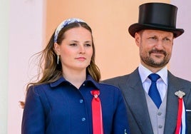La hija del Príncipe Haakon de Noruega abandona a su padre en su peor momento