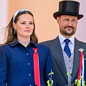 La hija del Príncipe Haakon de Noruega abandona a su padre en su peor momento