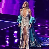 El beso lésbico de Jennifer Lopez a una bailarina incendia las redes