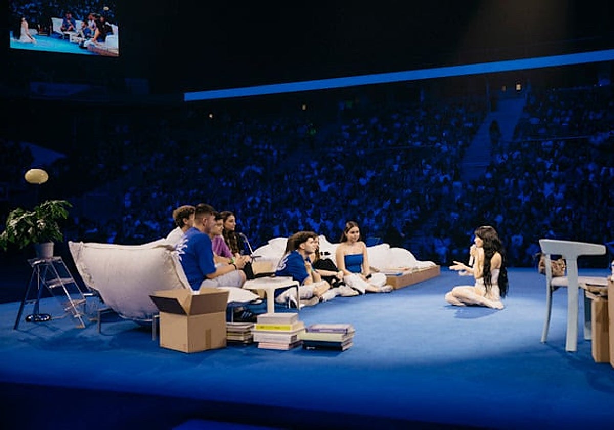 Aitana junto a algunos fans en el escenario, rodeados por otros 17.000 seguidores