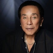 Smokey Robinson demanda por 500 millones de dólares a las asistentas que le acusan de agresión sexual