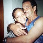 Muere el padre de Rihanna: la cantante le acompaña pese a su polémica relación