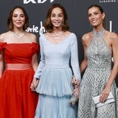 Isabel Preysler reaparece tras la muerte de Vargas Llosa junto a sus hijas... y sin nada que decir del escritor