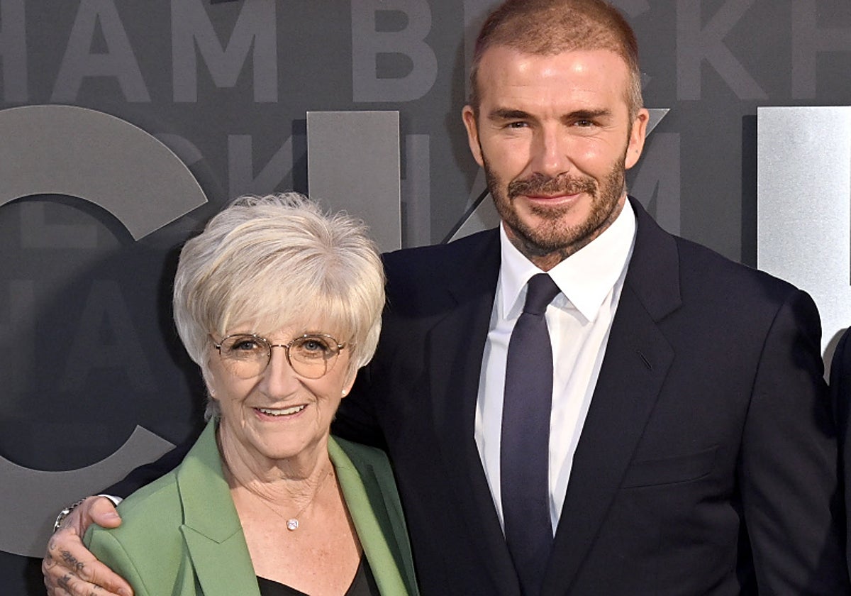 David Beckham y su madre, Sandra, en una imagen de 2023.