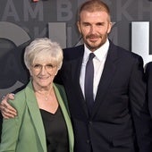 David Beckham, ajeno a todo, celebra con su madre su nombramiento como Sir: «Lloró en cuanto me vio»