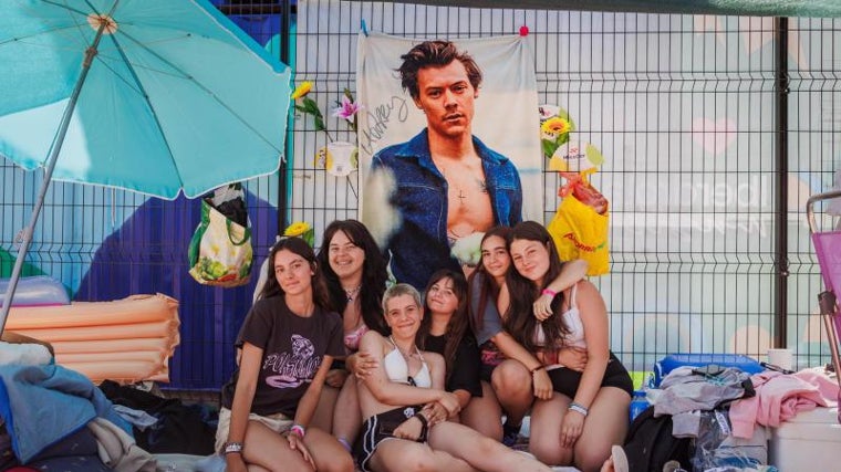 Acampada en los alrededores del espacio Mad Cool para ver el concierto de Harry Styles en 2023.