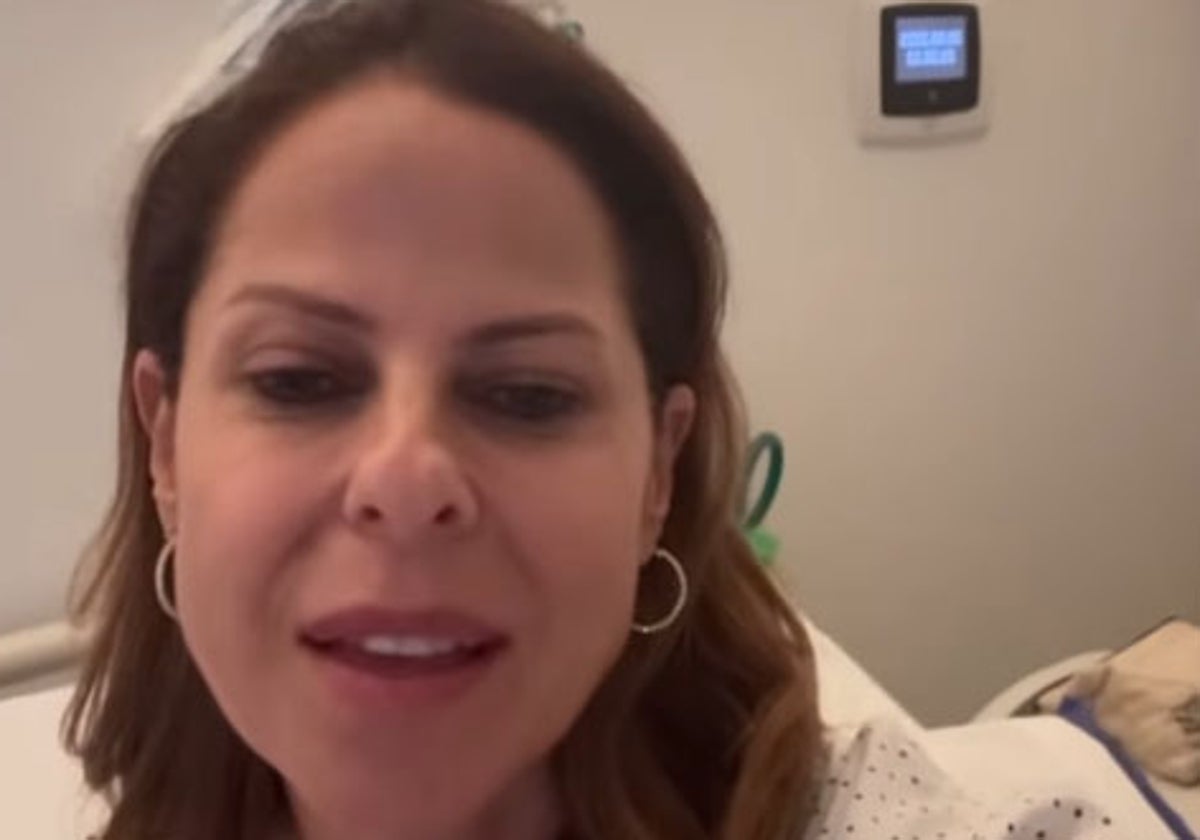 Pastora Soler, en la cama de su hospital en una imagen de sus redes sociales.