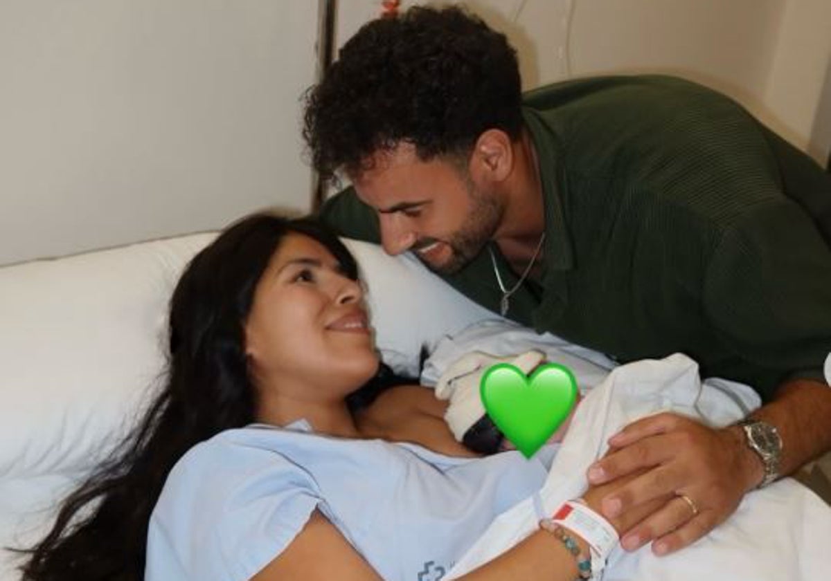 Isa Pantoja y Asraf Beno junto a su bebé
