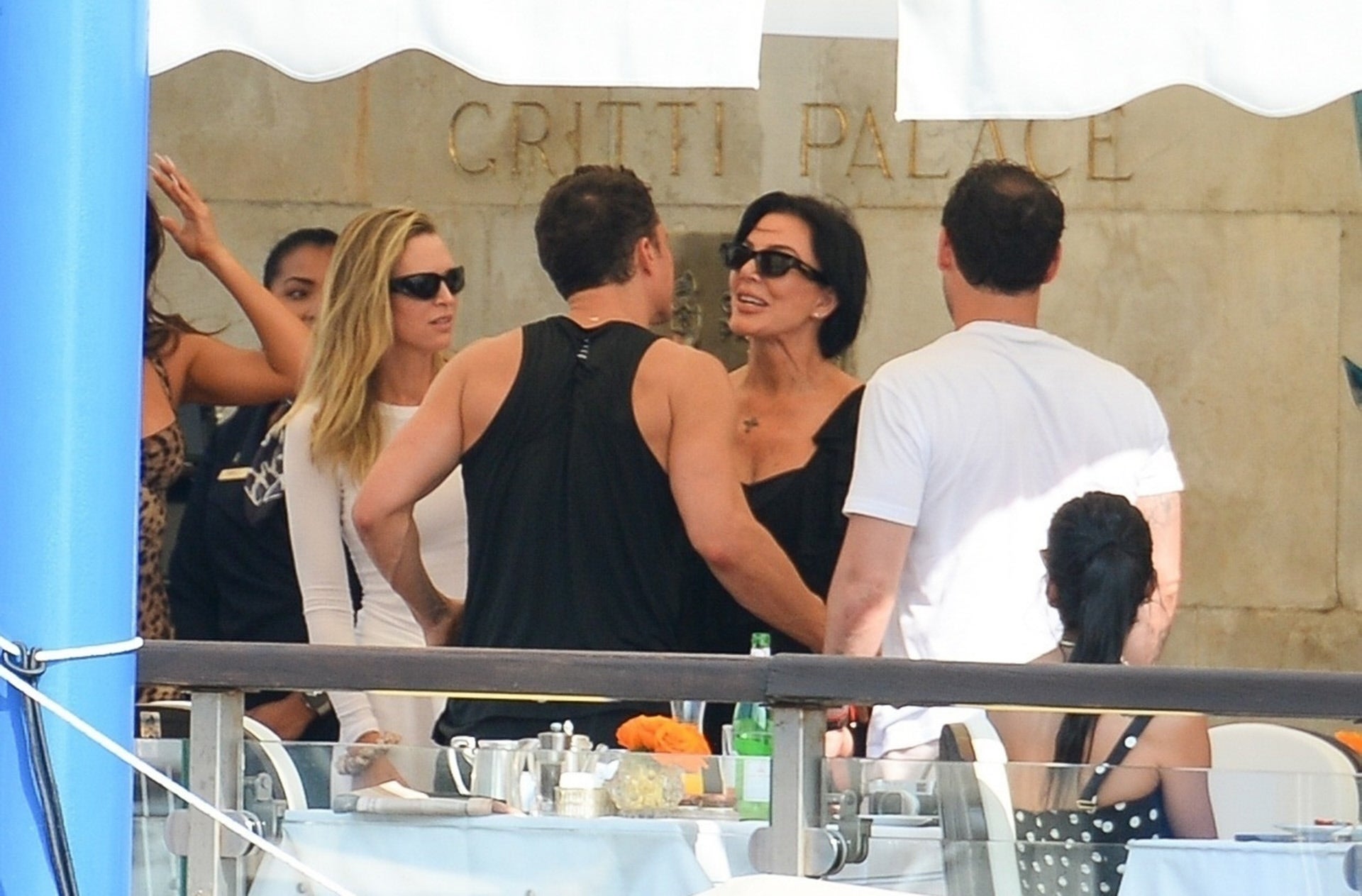 Kris Jenner charlando con Orlando Bloom