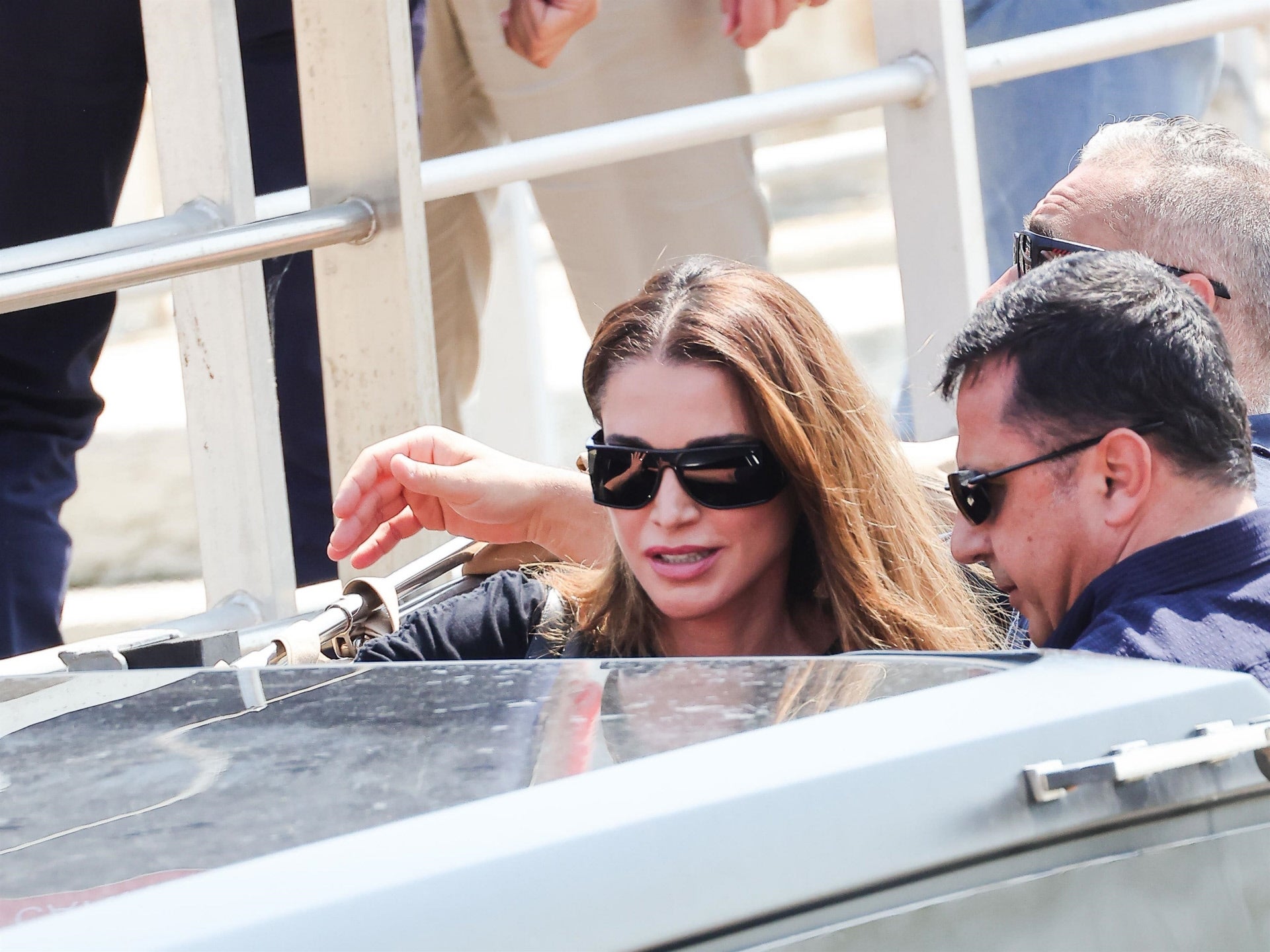 Rania de Jordania ha llegado junto a su hijo y nuera, Rajwa