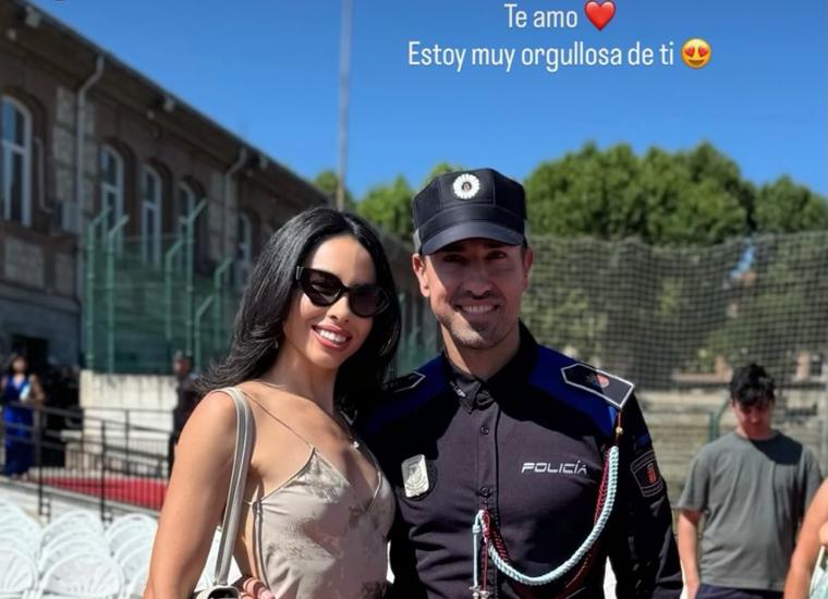 Rafa Mora ha posado junto a su novia, Macarena Millán, tras jurar bandera como nuevo Policía Local en Pozuelo de Alarcón