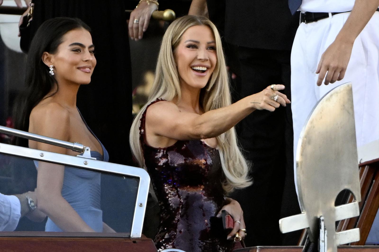 La cantante y compositora británica Ellie Goulding abandona el hotel Gritti Palace el día de la boda del fundador de Amazon.