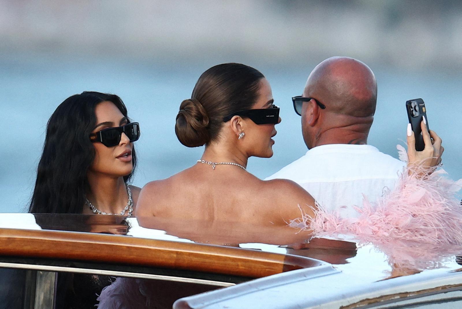 Kim Kardashian y Khloe Kardashian en barco en la boda de Bezos y Sanchez.