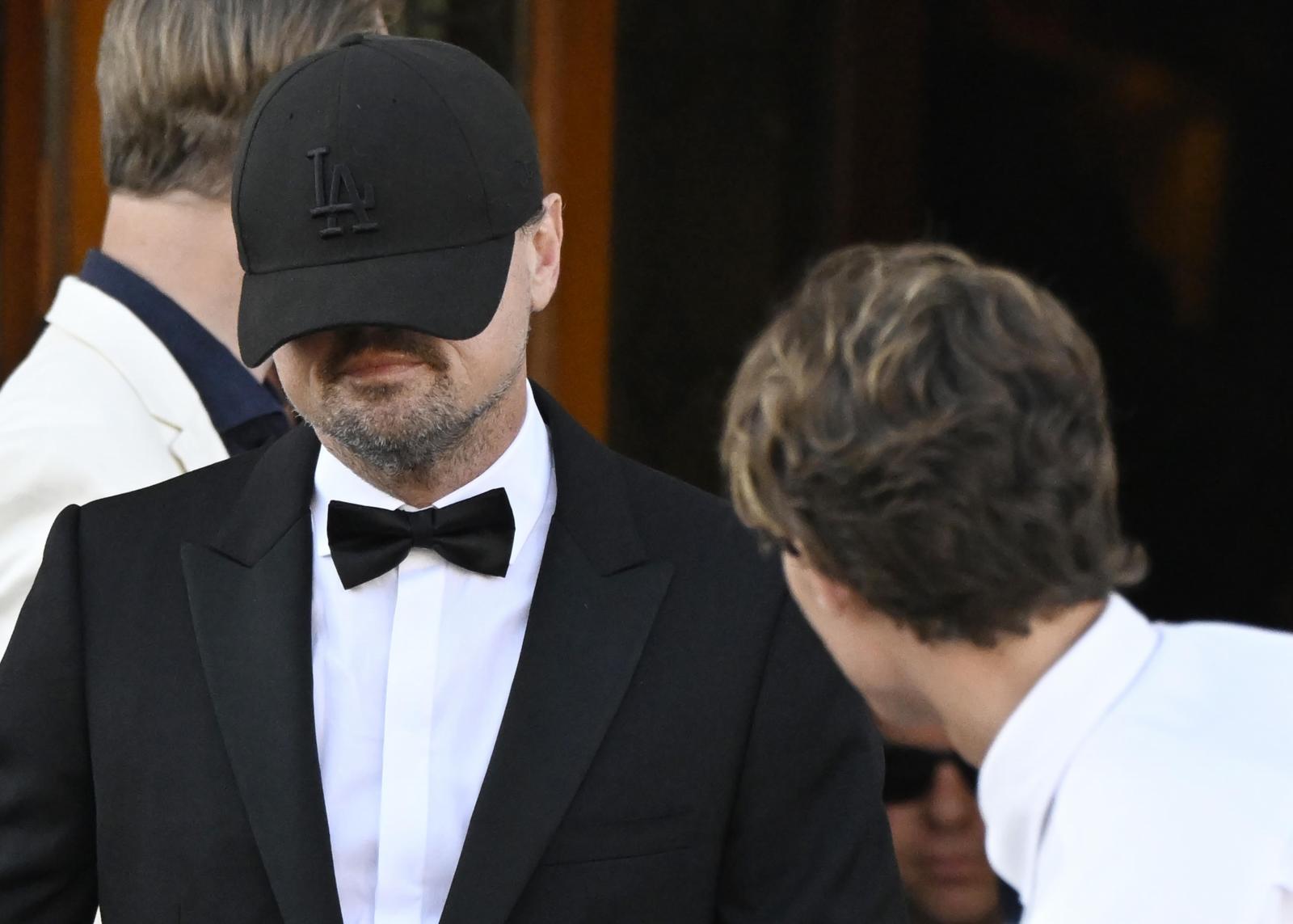 El actor estadounidense Leonardo DiCaprio sale de un hotel en Venecia, Italia, el 27 de junio de 2025, en el segundo día de las celebraciones de la boda del fundador de Amazon, Jeff Bezos.