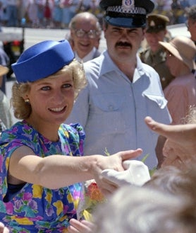 Imagen secundaria 2 - Los dos encuentros de Renae Plant con la Princesa Diana, en 1983 y 1988, inmortalizados. En la foto de arriba, la niña que está a la izquierda de la comitiva, de pie mirando a la izquierda, es Renae con 12 años. En la foto de abajo a la izquierda el ornitorrinco que encontró en el suelo, que se ve al lado del pie de Diana en la imagen de arriba. En la tercera instantánea, Renae asegura que el pulgar a punto de estrechar la mano de la Princesa es el suyo.