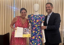 Renae Plant y su marido Livinio posan con el vestido de Diana y la foto del día en el que ella conoció a la Princesa