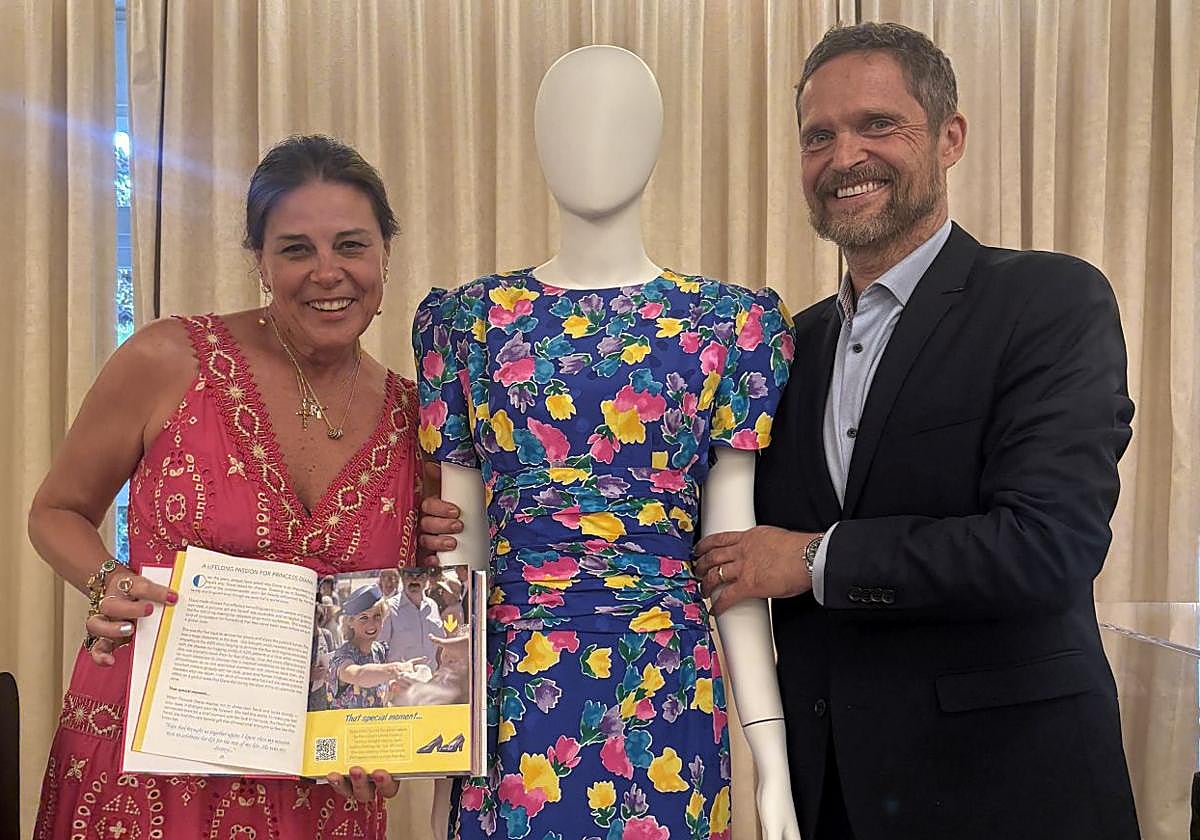 Renae Plant y su marido Livinio posan con el vestido de Diana y la foto del día en el que ella conoció a la Princesa