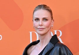 Charlize Theron, de 49 años, detalla una reciente experiencia sexual con un chico de 26 años