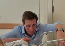 José Luis Martínez Almeida junto a su hijo