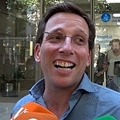 Las primeras palabras de José Luis Martínez-Almeida tras convertirse en padre: «Tiene unos buenos mofletes»