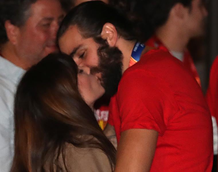 Ricky Rubio junto a su pareja, Sara Colomé, tras proclamarse campeón del mundo en 2019