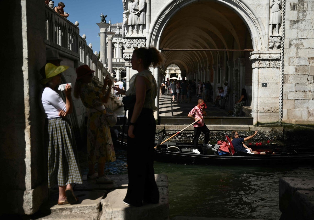 Los turistas masifican Venecia y buscan la sombra estos días de infarto en la ciudad