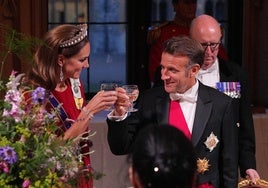 El gesto de Macron a Kate Middleton se hace viral: «Extremadamente maleducado»