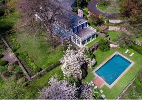 Imagen secundaria 1 - INterior, vista aérea y fachada de la puerta trasera de la casa vendida por Richard Gere