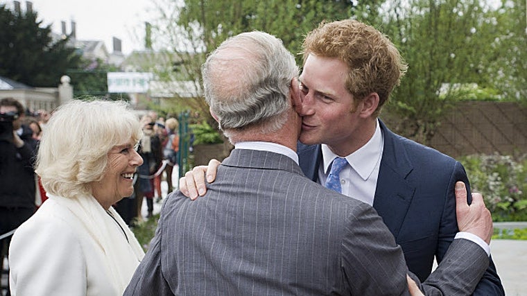 Primer paso hacia la reconciliación: los asesores de Carlos III y Harry se reúnen cerca del Palacio de Buckingham