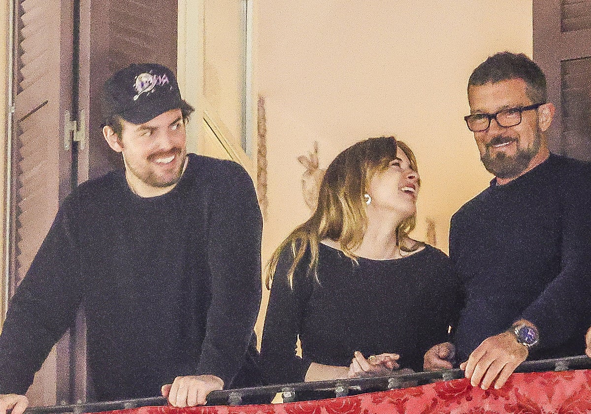 Alex Gruszynski, Stella del Carmen y Antonio Banderas, en la Semana Santa malagueña de 2024.