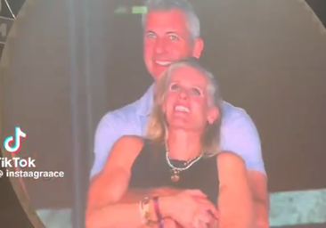 La 'kiss cam' de un concierto de Coldplay caza la infidelidad entre el CEO millonario de Astronomer y su jefa de recursos humanos