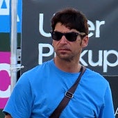 Cayetano Rivera reaparece con la cara tapada y el mensaje más extraño: «Nacido del fuego, quémalo todo»