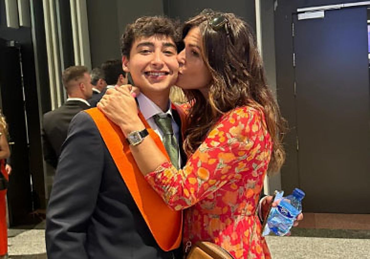 Juan del Val, con su adre, Nuria Roca, en una imagen de sus redes sociales.