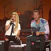 Chris Martin aparca la 'kiss cam' para compartir un momento más íntimo con Shakira: «Gracias por el guiño»