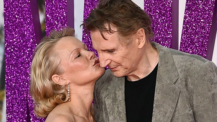 Pamela Anderson y Liam Neeson, la pareja que nadie vio venir: «Está claro que están enamorados»