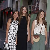 La Reina y sus hijas eligen un film de salud mental para su primera salida en Palma