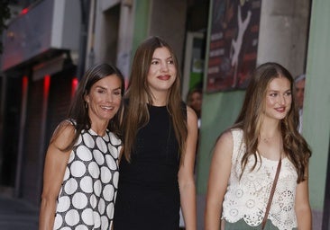 La Reina y sus hijas eligen un film de salud mental para su primera salida en Palma