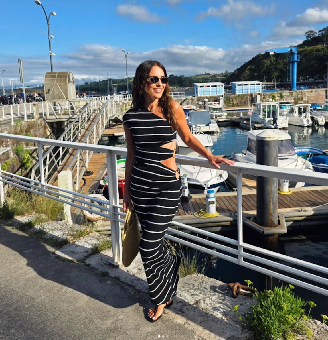 «Y a ti, ¿qué te hace feliz?», preguntaba Paula Echevarría a su legión de seguidores en Instagram junto a un carrusel de fotos tomadas en su querida Asturias. Y a ella lo que le hace feliz es Candás, el maravilloso pueblo de Asturias al que acude cada verano para pasar un tiempo de calidad junto a familia y amigos. Mar y montaña: ¿qué más se puede pedir?