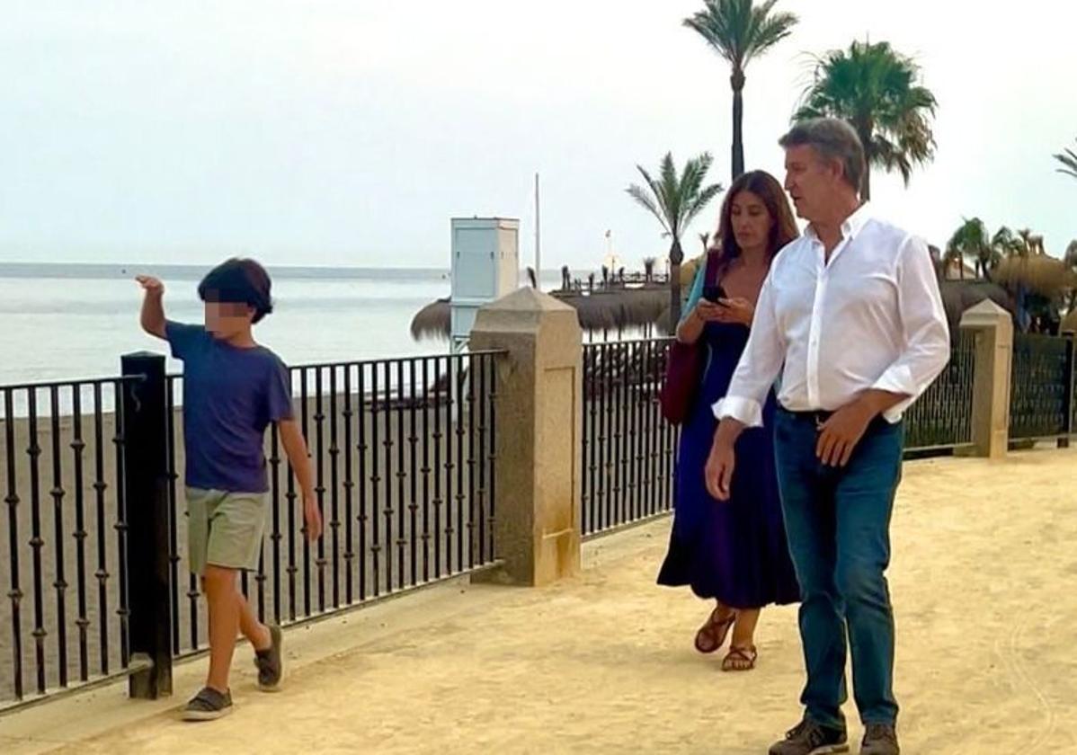 Alberto Núñez Feijóo junto a su mujer y su hijo en Marbella