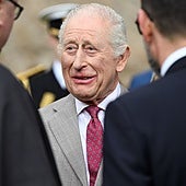 Carlos III reaparece en Escocia con bastón y alimenta nuevas especulaciones sobre su salud