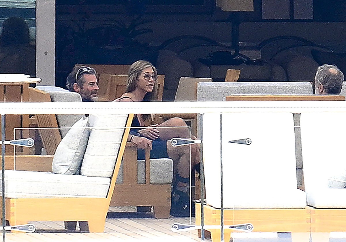 Jennifer Aniston junto a su novio Jim Curtis