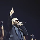 Maluma le da una lección de paternidad a fanática que lleva un bebé a su concierto