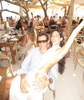 Imagen secundaria 2 - Chris, Luke y Liam Hemsworth, Matt Damon, Rita Ora y Taika Waititi; Eiza González y Mohammed al Turki y Dua Lipa y Callum Turner, todos en Casa Jondal (Ibiza)