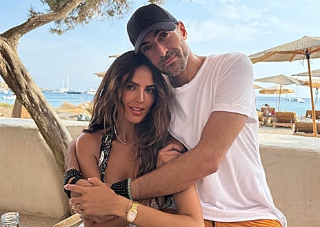 Imagen secundaria 1 - Chris, Luke y Liam Hemsworth, Matt Damon, Rita Ora y Taika Waititi; Eiza González y Mohammed al Turki y Dua Lipa y Callum Turner, todos en Casa Jondal (Ibiza)