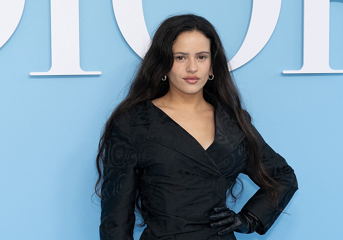 Rosalía revive a la Duquesa de Alba y habla sobre su vida sentimental