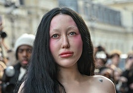 Noah, la hermana de Miley Cyrus se pronuncia sobre el conflicto familiar: «Me mantengo alejada del drama»